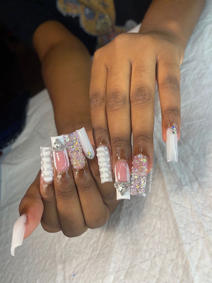 White freestyle nails 💓 Freestyle Nails Medium, White Freestyle Nails Acrylic, Medium Freestyle Nails, White Junk Nails, Nail Set Ideas, Birthday Nail Ideas, Nail Ideas Designs, Freestyle Nails, Fye Nails