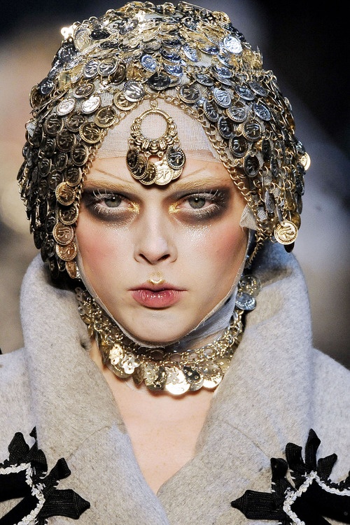 John Galliano Dior, Galliano Dior, Stella Tennant, Jessica Stam, Fashion Tips For Men, Fashion Tips For Girls, Runway Makeup, Trendy Hat, Pat Mcgrath