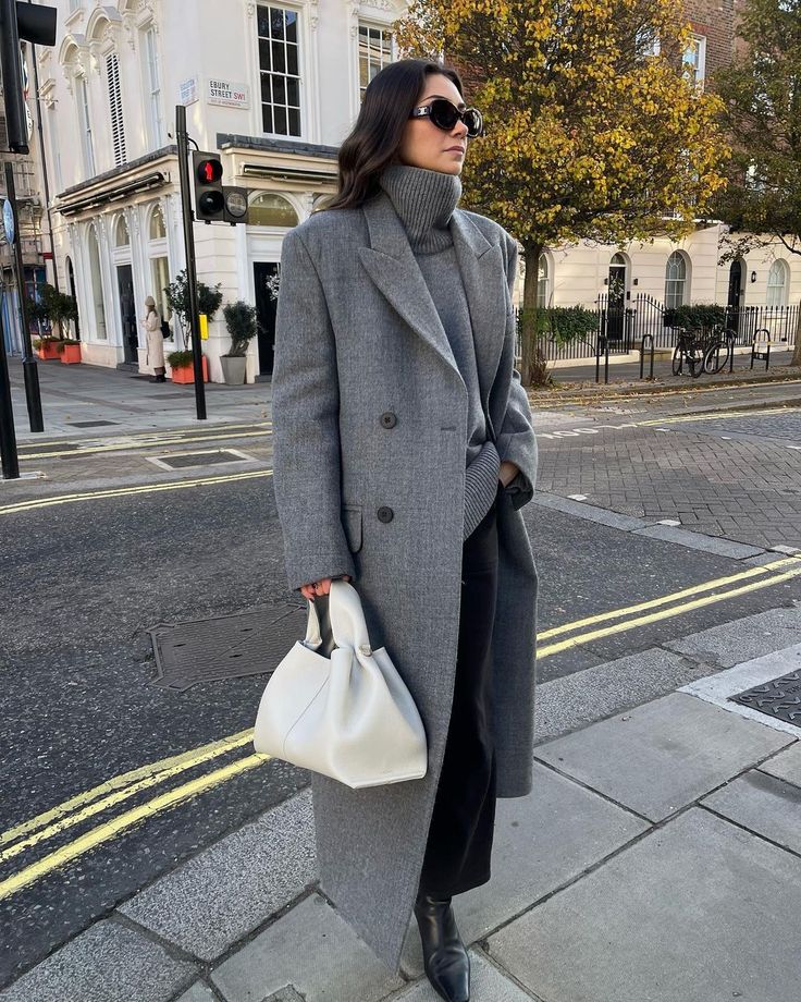 Long Grey Coat Outfit, Maxi Coat Outfit, Grey Coat Outfit Winter, Oversized Coat Outfit, Grey Coat Outfit, Minimalist Winter Outfit, Vinter Mode Outfits, Double Breasted Coat Women, Long Grey Coat