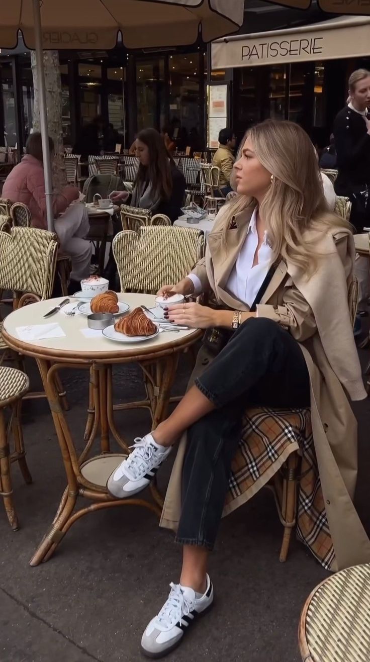 Europe Vacation Outfits Fall, Weekend In Paris Outfits, Paris Winter Outfit Parisian Style, Eurotrip Outfits, Adidas Outfits, Mum Style, Looks Adidas, Samba Outfit, Adidas Sambas