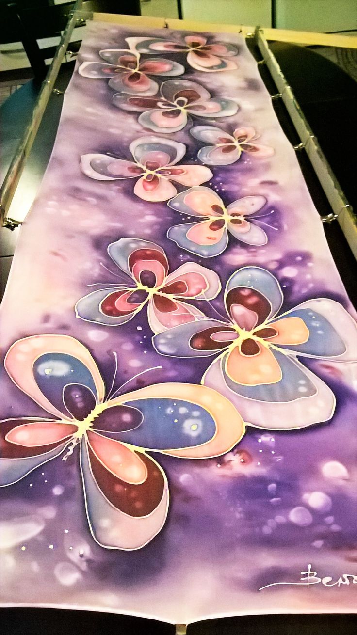 an image of a table that has been painted with flowers on it and is in the process of being finished