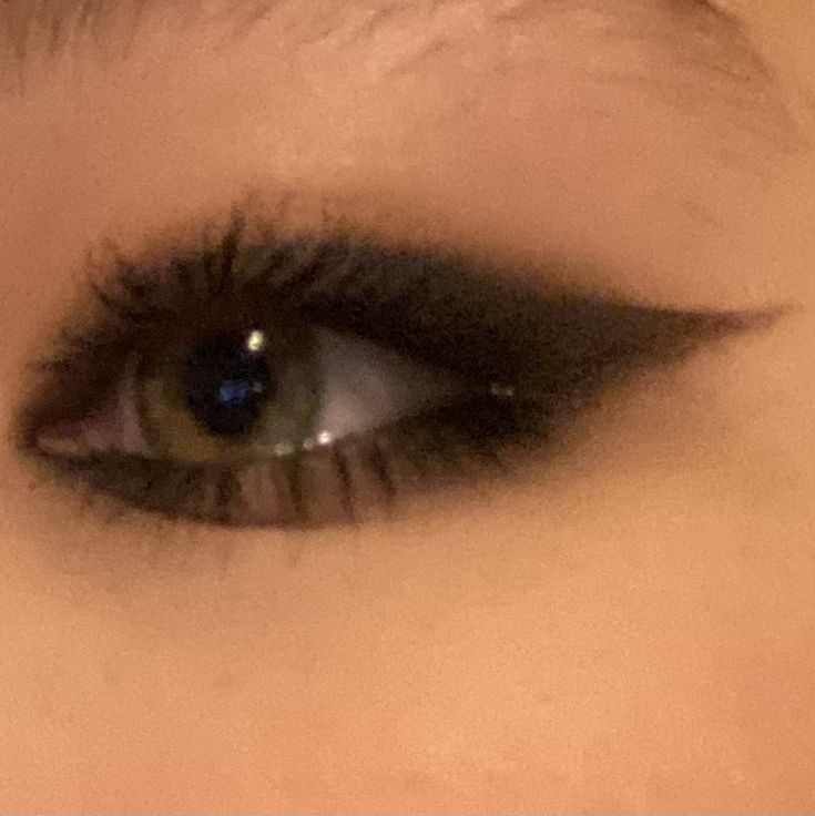 messy, grunge, smudged eyeliner look Emo Smudged Eyeliner, Grunge Makeup Hazel Eyes, Grunge Eyeliner Aesthetic, Fairy Grunge Eyeliner, Emo Grunge Makeup Looks, Smudged Liner Look, 90s Grunge Eyeshadow, Makeup Looks Eyeliner Grunge, Grunge Emo Nails