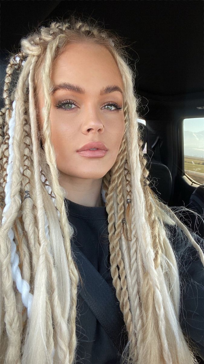 Blonde hair, hair extensions, makeup inspo, hair inspo, festival hair Synthetic Dreads Hairstyles, Blonde Dreadlocks, Blonde Dreads, Rave Hair, Dreads Girl, Viking Hair, Hippie Hair, Synthetic Dreadlocks, Synthetic Dreads