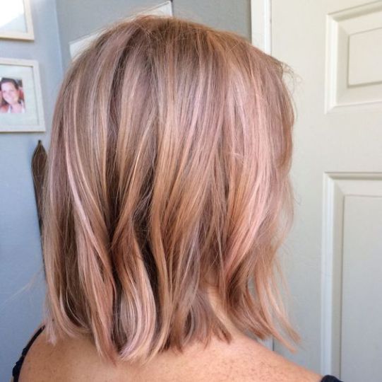 Subtle hints of blong is really cute with rose gold hairstyles! Brunette Haircuts, Pink Brunette, Blond Rose, Gold Hair Colors, Hair Color Rose Gold, Blonde With Pink, Super Hair, Rose Gold Hair, Hair Color And Cut