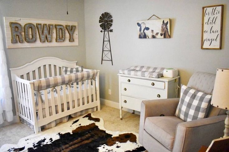 a baby's room is decorated in neutral colors