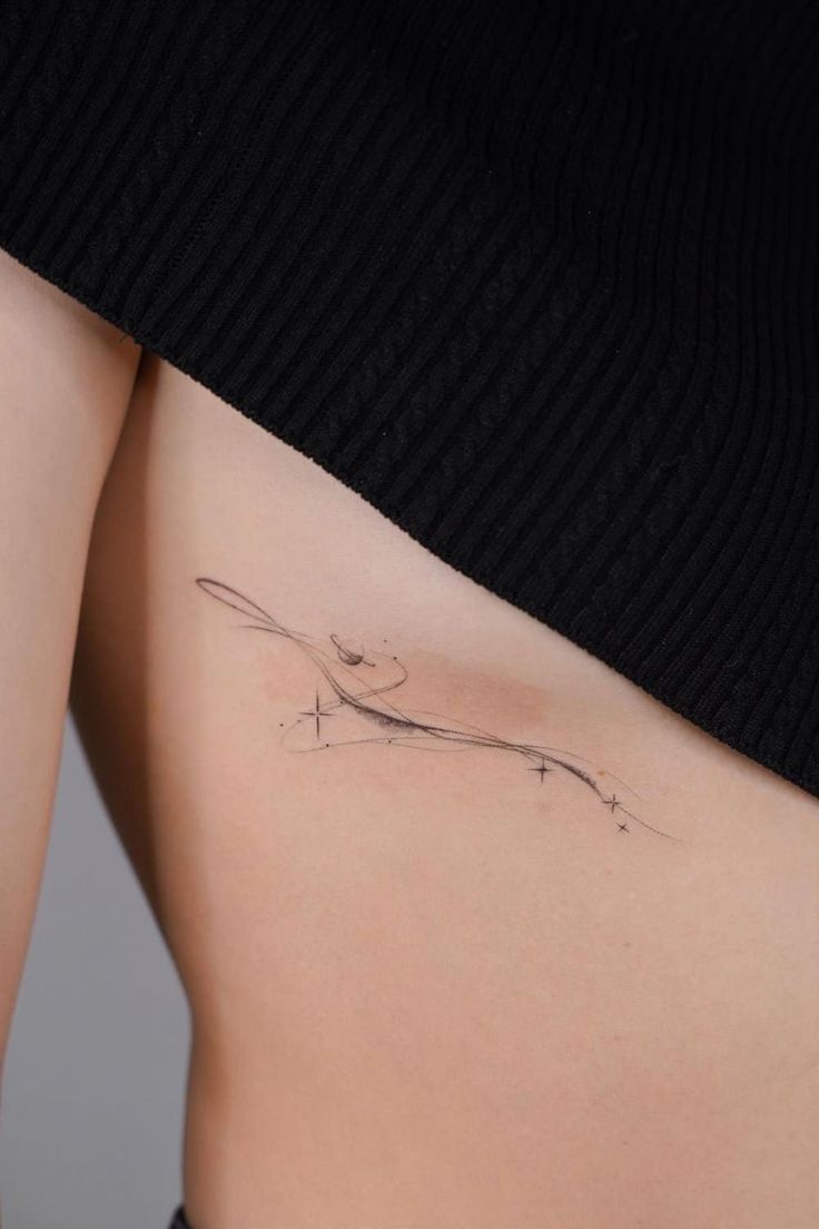 37 Best Cool Small Tattoo Ideas Dainty Abstract Tattoo, Open Chest Tattoo, Collarbone Tattoo Minimalist, Cute Subtle Tattoos, Unique Tattoo Art, Abstract Tattoo Back, Cool Rib Tattoos, Independent Tattoo Ideas, Small Planet Tattoo