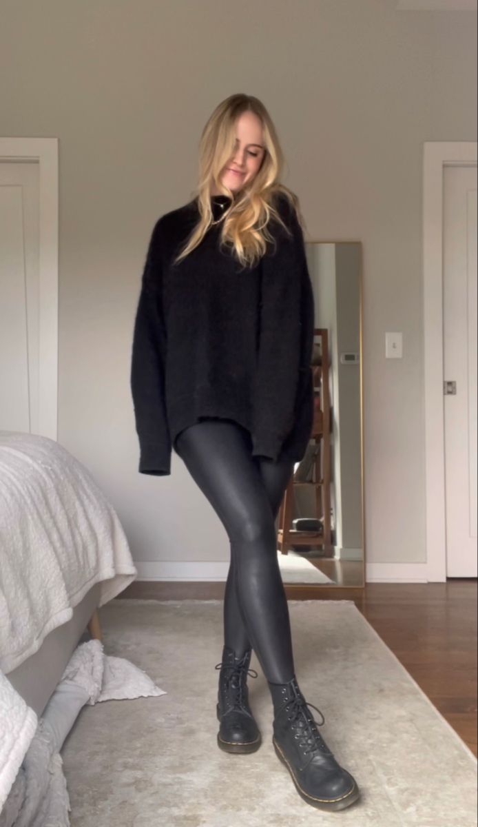 Leather Leggings Aesthetic, Black Leggings Outfit Autumn, Leggings Boots Outfit Fall, Black Leather Leggings Outfit Fall, Doc Martens Leggings Outfits, Shiny Black Leggings Outfit, Leder Leggins Outfit, Leather Flares Outfit, Leather Look Leggings Outfit