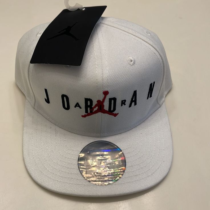 Get Your Head In The Game With The Jordan Jumpman Air Snapback. Embedded With A Cotton Twill Sweat Band, You Can Get Active Without Getting Sweat In Your Eyes. Not To Mention The Flat Brim Is Embroidered With A Woven Jordan Label For A Nice Finishing Touch. Heavy Poly Twill With Cotton Twill Sweat Band. Flat Brim Snapback Hat With Embroidery And Woven Label. White Snapback Visor Hat With Letter Print, White Letter Print Snapback Visor Hat, White Letter Print Visor Snapback Hat, White Snapback Hat For Sports With Flat Brim, White Hip Hop Snapback Hat With Letter Print, White Breathable Flat Bill Baseball Cap, White Hip Hop Hat For Streetwear, White Snapback Sports Hat, White Cotton Snapback Hat For Sports Events