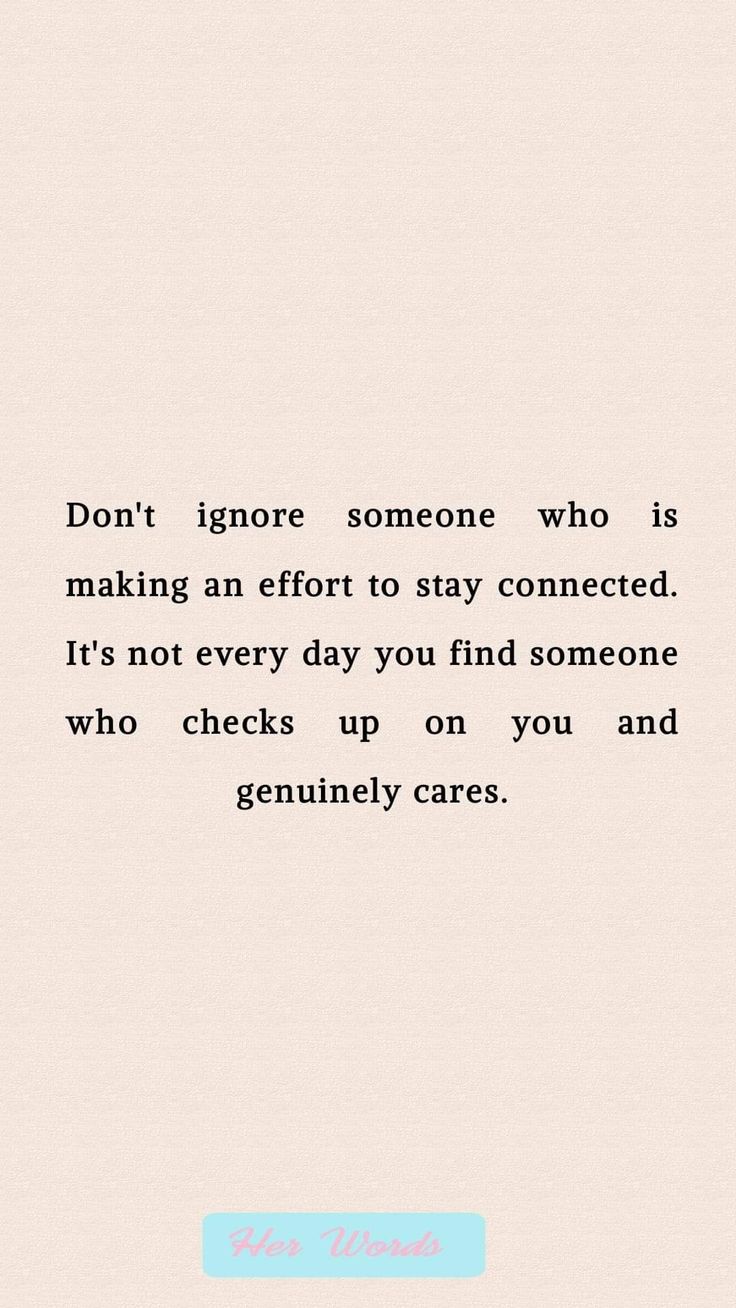 a quote that reads, don't ignore someone who is making an effort to stay connected