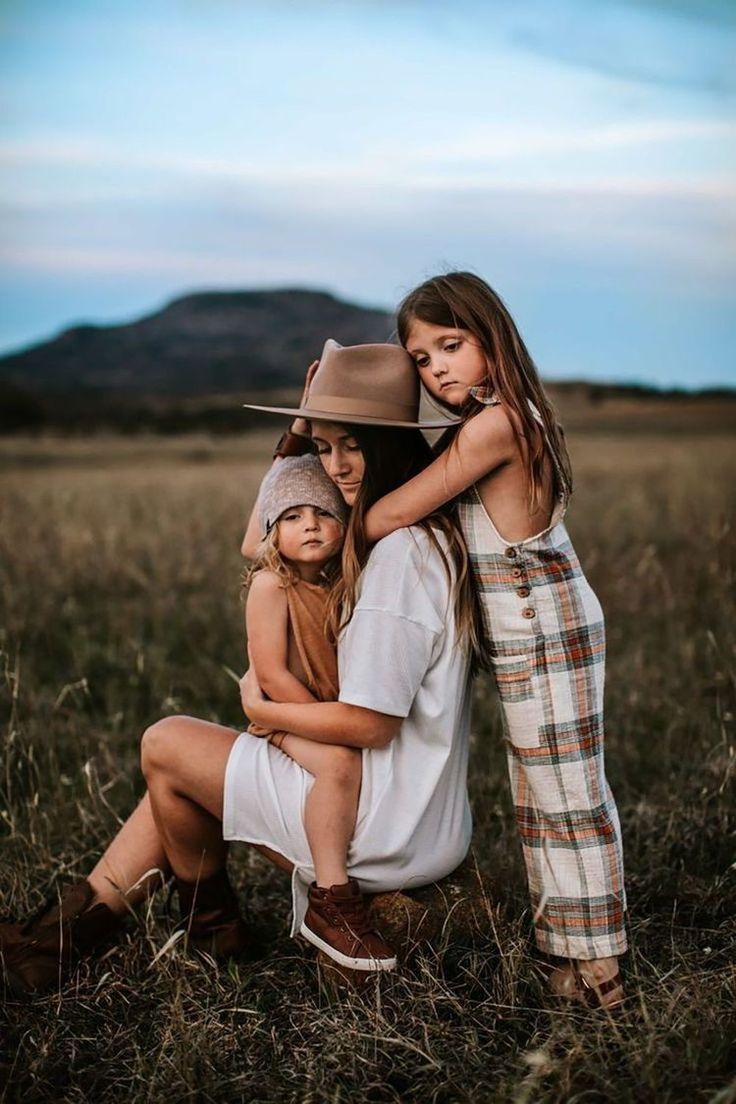 Fall Photoshoot Family, Country Photoshoot, Photoshoot Outfit Ideas, Mommy And Me Photo Shoot, Toddler Photoshoot, Family Photoshoot Poses, Fall Family Portraits, Family Portrait Poses, Fall Family Photo Outfits