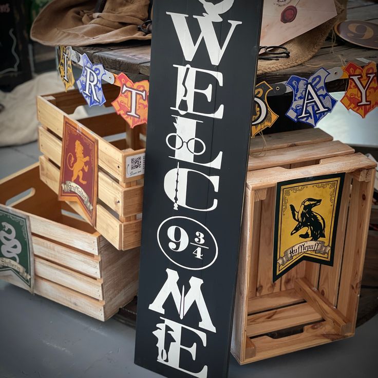 Welcome Harry Potter Symbols: Plank Design - Paisley Grace Makery Harry Potter Cricut Projects, Harry Potter Door, Harry Potter Christmas Decorations, Harry Potter Symbols, Harry Potter Theme Birthday, Harry Potter Miniatures, Welcome Wood Sign, Welcome Signs Front Door, Welcome Door Signs