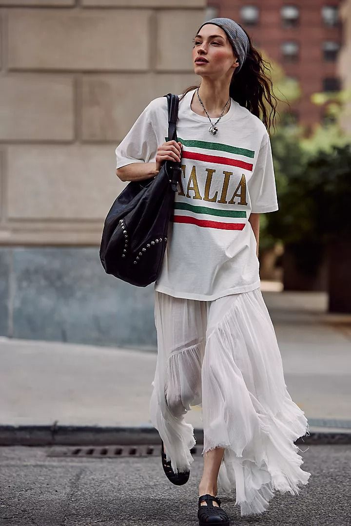 Summer In The City | Summer Clothes + Outfits | Free People Oversized Tee Outfit, Oversize Outfit, Outfit Oversize, Cropped Graphic Tees, Graphic Tee Style, Graphic Tee Outfits, Skandinavian Fashion, Cool Graphic Tees, Top Graphic Tees