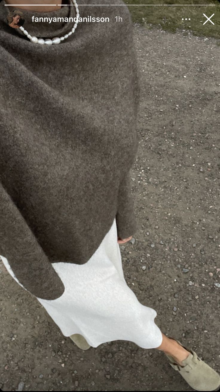 Gray Clogs Outfit, Scandinavian Spring, Minimalist Wardrobe Essentials, Birkenstock Clogs, Clogs Outfit, Monochromatic Fashion, Stylish Work Attire, Transition Outfits, Mode Inspo