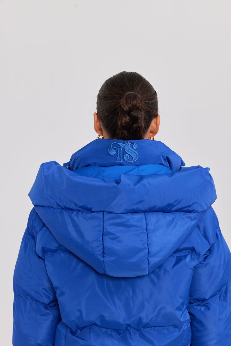 Update your Winter wardrobe with the Pisces Puffer. This puffer features a removable hood with concealed zip, hem toggles to adjust the fit and high collar complete with press stud buttons for closure ensuring extra protection on windy days. SORONA Cloudmax FillingThis puffer is filled with SORONA Cloudmax faux down. Sorona uses 30% less energy & produces 63% fewer greenhouse gas emissions. Sorona retains more warmth with less filling & weight and it maintains its loft wash after wash providing Best Puffer Jacket, Ski Fits, Oversized Puffer Jacket, Blue Puffer Jacket, Winter Puffer Jackets, Ski Coat, Blue Puffer, Puffy Jacket, Windy Day