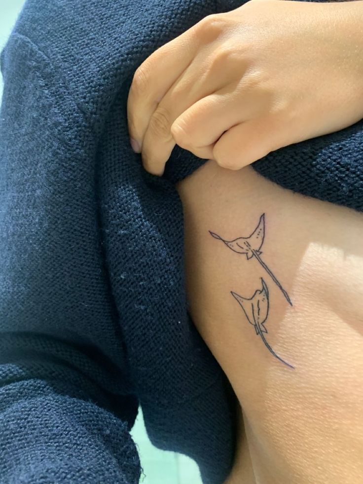 mantaray tattoo Tropical Rib Tattoo, Womens Shark Tattoo, Marine Life Spine Tattoo, 3 Sharks Tattoo, Cute Simplistic Tattoos, Marine Biology Tattoo Ideas, Small Ocean Themed Tattoos, Marine Biology Tattoo, Shark Spine Tattoo