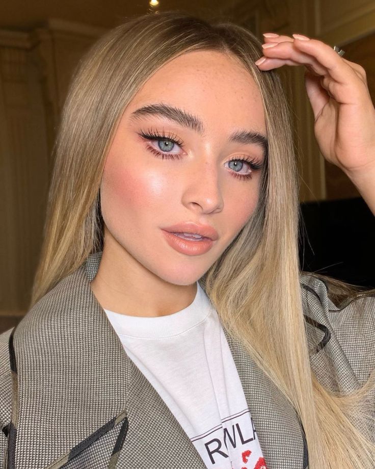 Nikki_Makeup on Instagram: “Beautiful @sabrinacarpenter yesterday for @fendi 🌟 Hair by @jennifer_yepez #nikki_makeup” Eyebrow Trends, Perfect Cat Eye, Makeup Tip, Cat Eye Makeup, Glow Skin, Latest Makeup, Nude Makeup, Benefit Cosmetics, Natural Makeup Looks