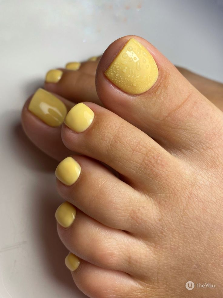 Yellow Nails And Toes, Pedicure Yellow, Yellow Toe Nails, Nails And Toes, Gel Pedicure, Pedicure Ideas, Pedicure Colors, Nails Yellow, Yellow Pastel