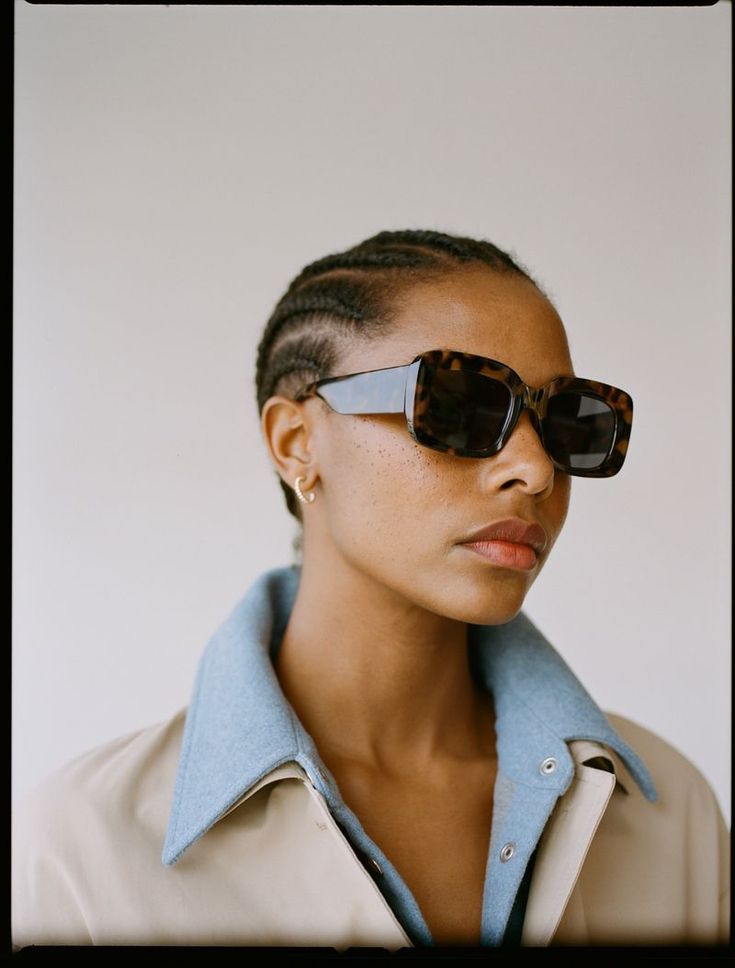 Karly Loyce by Elisa Carnicer for Mango Spring 2020 Lookbook - Minimal. / Visual. Anna Ewers, Tortoiseshell Sunglasses, High Fashion Accessories, Aviator Sunglasses Mens, Tortoise Shell Sunglasses, Oversize Fashion, Vintage Eyewear, Stylish Sunglasses, Eyewear Fashion