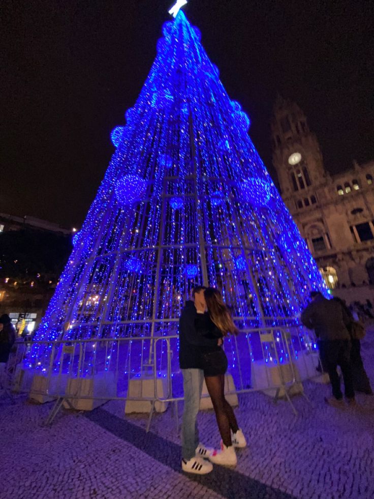 foto a beijar o namorado dia dos namorados natal Cute Couple Pics Christmas Lights, Christmas Lights With Boyfriend, Couple Christmas Light Pictures, Christmas Lights Instagram Pictures, Christmas Lights Couple Pictures, Christmas Pics With Boyfriend, Christmas Love Aesthetic, Christmas Boyfriend Goals, Cute Couples Christmas Pictures