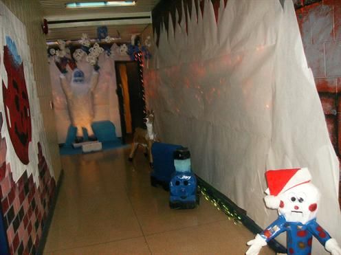 the hallway is decorated for christmas with decorations and stuffed animals on the wall behind it