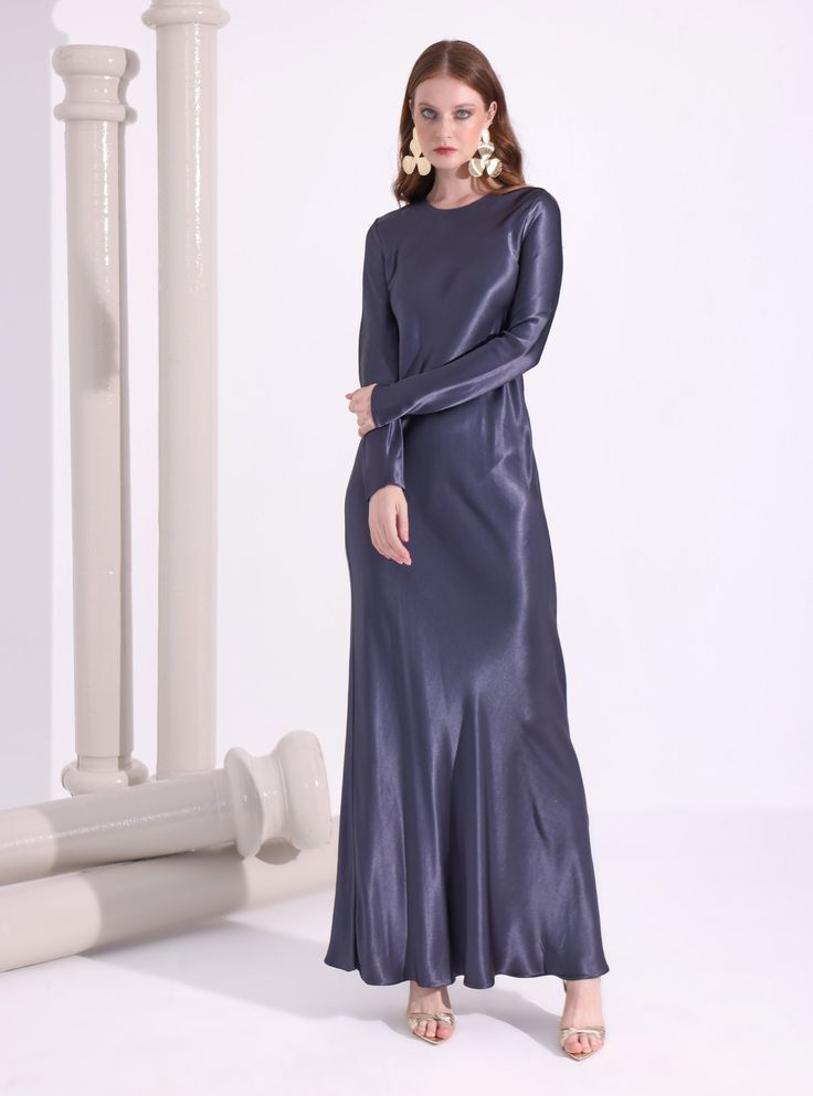 Fitted maxi dress Fabric: 100% Viscose The model wears size S and is 177 cm tall. Garment length: 150cm Fitted Maxi Dress, Satin Maxi, Satin Maxi Dress, The Model, Dress Fabric, Dresses Xs, Dress Collection, Tunic Tops, Knitwear