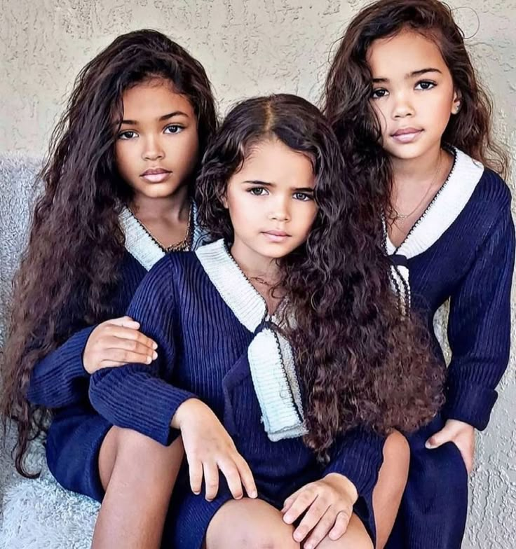 The Cutest Kids® on Instagram: “Sisters 😍 Honey, Silver & Daisy - 7, 5 & 4 years • Black, Irish & German • Leave a '📍' 🌟🌟🌟🌟🌟🌟🌟🌟🌟🌟🌟🌟🌟🌟 #mixed #mixedkid #mixedfamilies…” Curly Kids, Black Irish, Cute Twins, Beautiful Black Babies, Mixed Kids, Mixed Babies, Black Babies, Black Kids