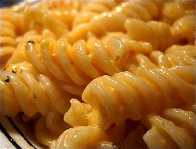 macaroni and cheese is sitting on a plate