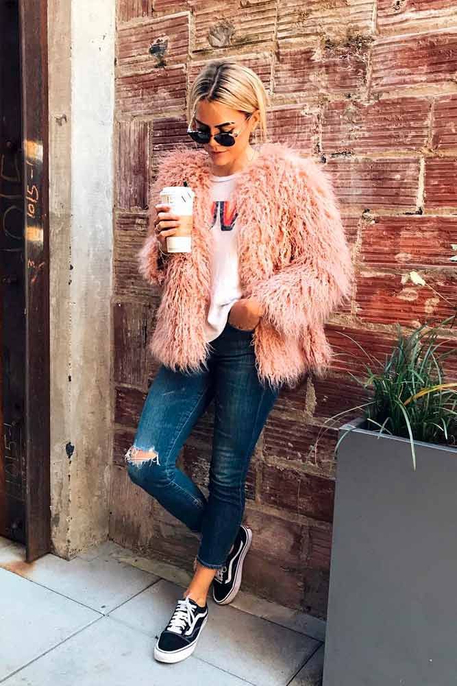 pink faux fur street style Faux Fur Jacket Outfit, Fur Coat Street Style, Fur Coat Outfits, Faux Fur Coats Outfit, Pink Fur Jacket, Fur Jacket Outfit, Fur Street Style, Pink Faux Fur Jacket, Pink Fur Coat