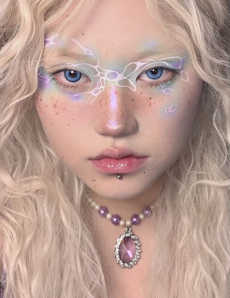 Makeup Looks Unnatural, Jellyfish Makeup Look, Ocean Eye Makeup, Jellyfish Makeup Ideas, Sea Monster Makeup, Ocean Themed Makeup, Multiple Eyes Makeup, Fish Makeup Looks, Aquarium Makeup