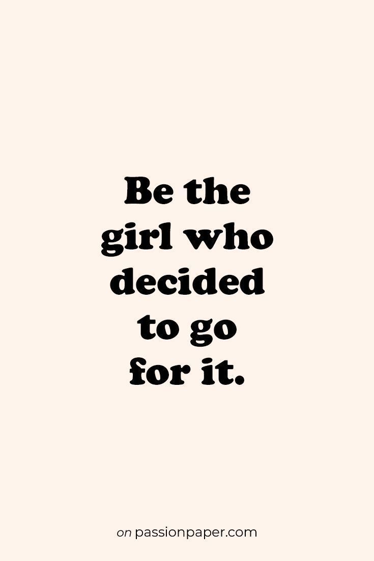 a quote that says be the girl who decided to go for it on a white background