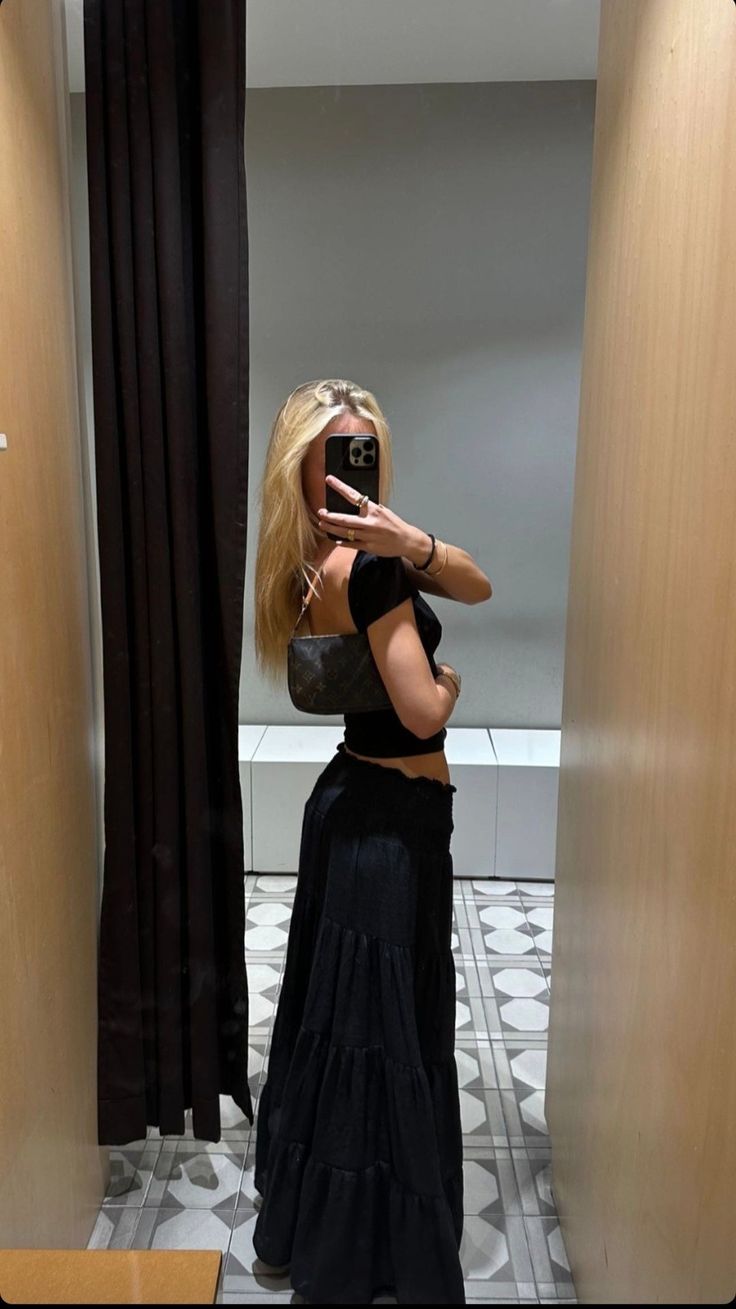 How To Style Long Flowy Skirt, Black Flowy Top Outfit, Black Skirt Outfit Summer Aesthetic, Black Flowy Skirt Outfit Summer, Summer Outfit Black Skirt, Black Long Flowy Skirt Outfit, Black Maxi Skirt Outfit Spring, Long Flowy Skirt Outfit Summer, Black Maxi Skirt Aesthetic