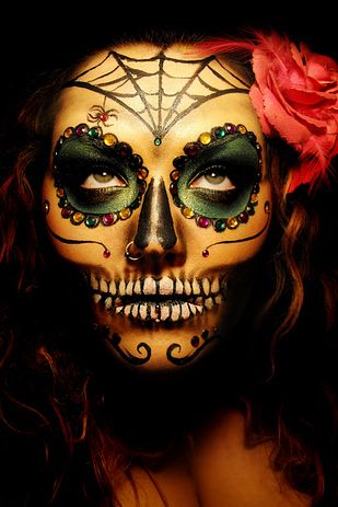 Día De Los Muertos (Day of the Dead) is a holiday celebrated in Mexico and by Mexican-Americans across the U.S. | 29 Breathtaking Día De Los Muertos Photos Makijaż Sugar Skull, Makeup Carnaval, Halloweenský Makeup, Dead Makeup, Mascaras Halloween, Day Of Dead, Scary Halloween Costume, Sugar Skull Makeup, Scary Halloween Costumes