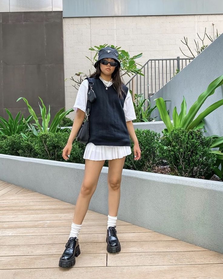 White Tennis Skirt Outfit Street Style, Tennis Skirt Street Style, Outfits With Tennis Skirts, Tennis Skirt Outfit Black, Tennis Skirt Outfit Summer, Tennis Skirt Outfit Street Style, Black Tennis Skirt Outfit, White Tennis Skirt Outfit, Tennis Skirt Outfits