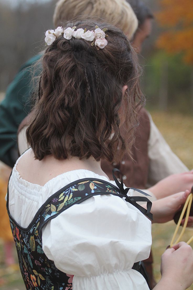 Renn Faire Short Hair, Renisance Fair Hairstyle Short, Ren Faire Short Hairstyles, Renfair Hairstyles Short Hair, Medieval Short Hair, Villager Hairstyles, Ren Fest Hairstyles Short Hair, Medieval Short Hairstyles, Whimsical Hairstyles Short