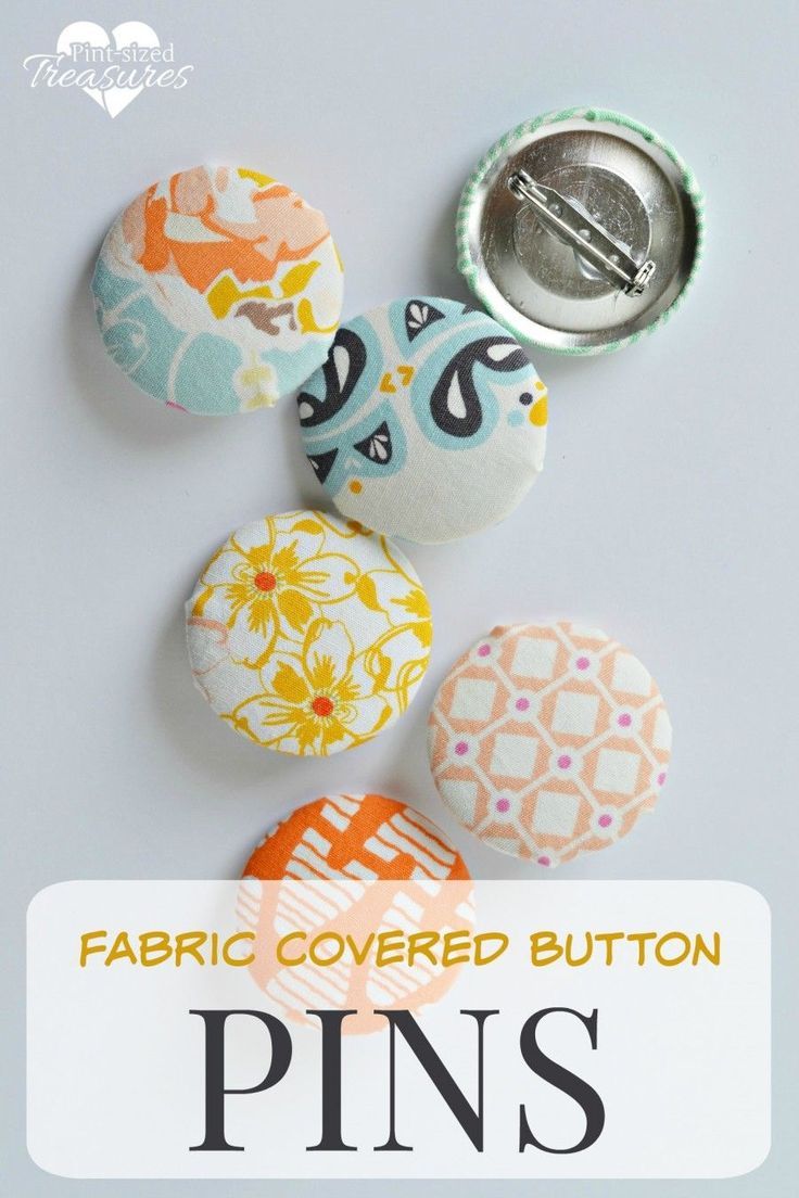 Beautiful upcycled DIY fabric buttons made with different materials. Button Press Ideas, Button Badge Design Ideas, Flowers Diy Fabric, Lapel Pins Diy, Fabric Badges, Pin Button Design, Badge Ideas, Button Making, Maker Ideas