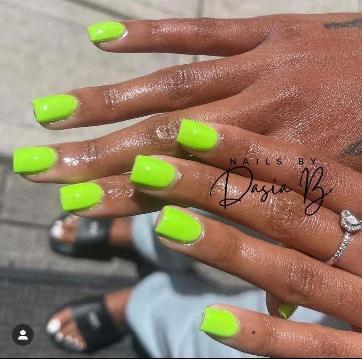 Lime Green Nails Black Women, Short Square Neon Nails, Lime Green Toe Nails, Lime Yellow Nails, Short Yellow Acrylic Nails, Neon Short Nails, Nails Polish Designs, Summer Nails 2023 Gel, Nails 2023 Gel