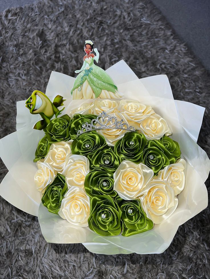 a bouquet of roses in the shape of a princess's tiara