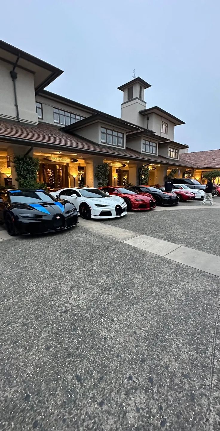 a row of cars parked in front of a building