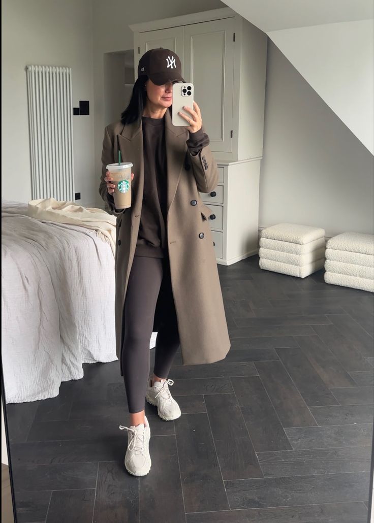 Trench Coat Outfit Hoodie, Sweatshirt And Coat Outfit, Trench Coat Gym Outfit, Leggings And Trainers Outfits, Leggings And Coat Outfit, Trench With Hoodie Outfit, Hoodie And Trench Coat Outfit, Leggings And Trench Coat Outfit, Trench Coat Outfit New Balance