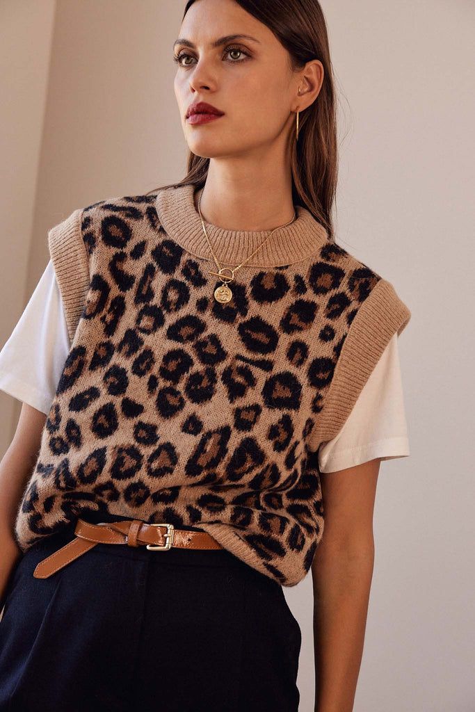 Leopard Coat, Deep Autumn, Style Inspiration Fall, Blink Of An Eye, Sleeveless Sweater, Coat Of Arms, White Shirt, Alpaca, New Era