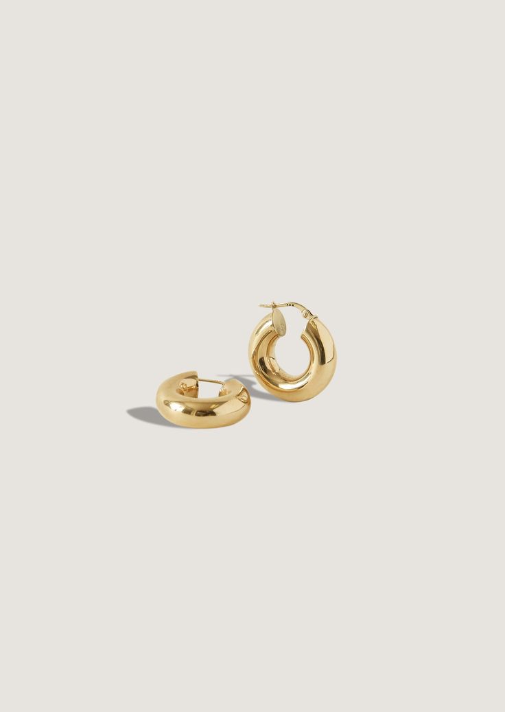 Overstated hoops dress up any look. Luxuriously weighted—but won't weigh you down.Style with a classic herringbone chain. 14k solid gold—always. Hollow Weight: 1.7g per earring Thickness: 6.5mm Total diameter: 23mm Hoop Care: Handle gently to prevent dents, as our hoops are delicate and cannot be easily repaired. Minimalist 14k Gold Hoop Earrings With Shiny Finish, Timeless 14k Gold Tarnish Resistant Hoop Earrings, Polished 14k Gold Filled Hoop Earrings, Timeless Gold Plated Hoop Huggie Earrings, Minimalist 14k Gold Filled Hoop Earrings For Formal Occasions, 14k Gold Filled Round Hoop Earrings For Formal Occasions, Minimalist 14k Gold Hoop Earrings For Formal Occasions, Minimalist 14k Gold Hoop Earrings For Formal Events, Formal 14k Gold Filled Round Hoop Earrings