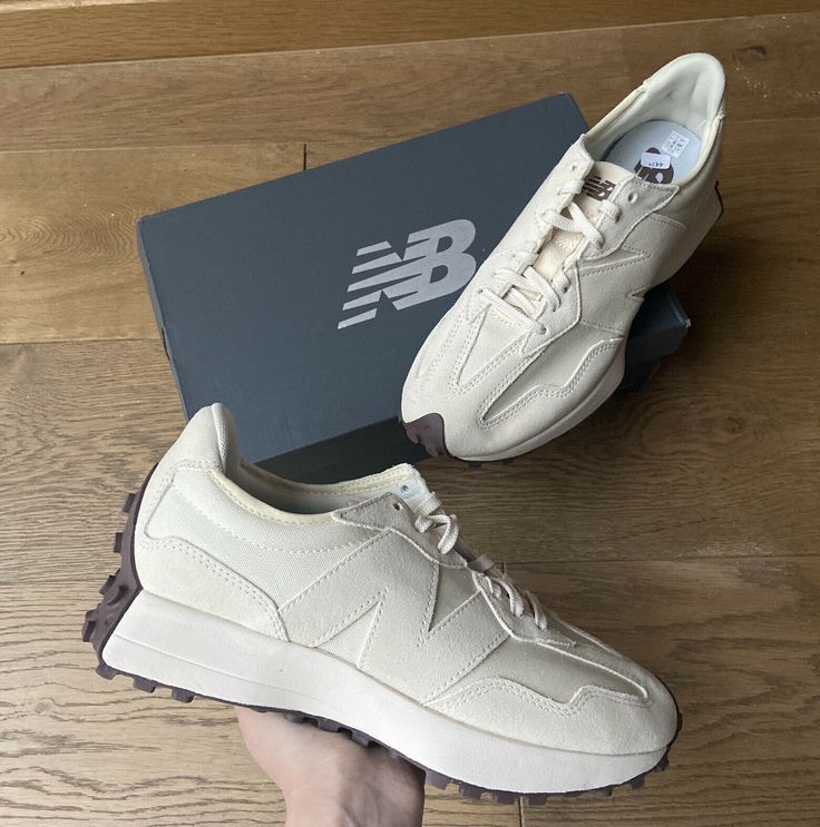 327 Outfit, Nb 327, 20’s Fashion, New Balance Outfit, Zapatillas New Balance, Sporty Shoes, Girl Boss Style, Tennis Fashion, Golden Goose Sneakers