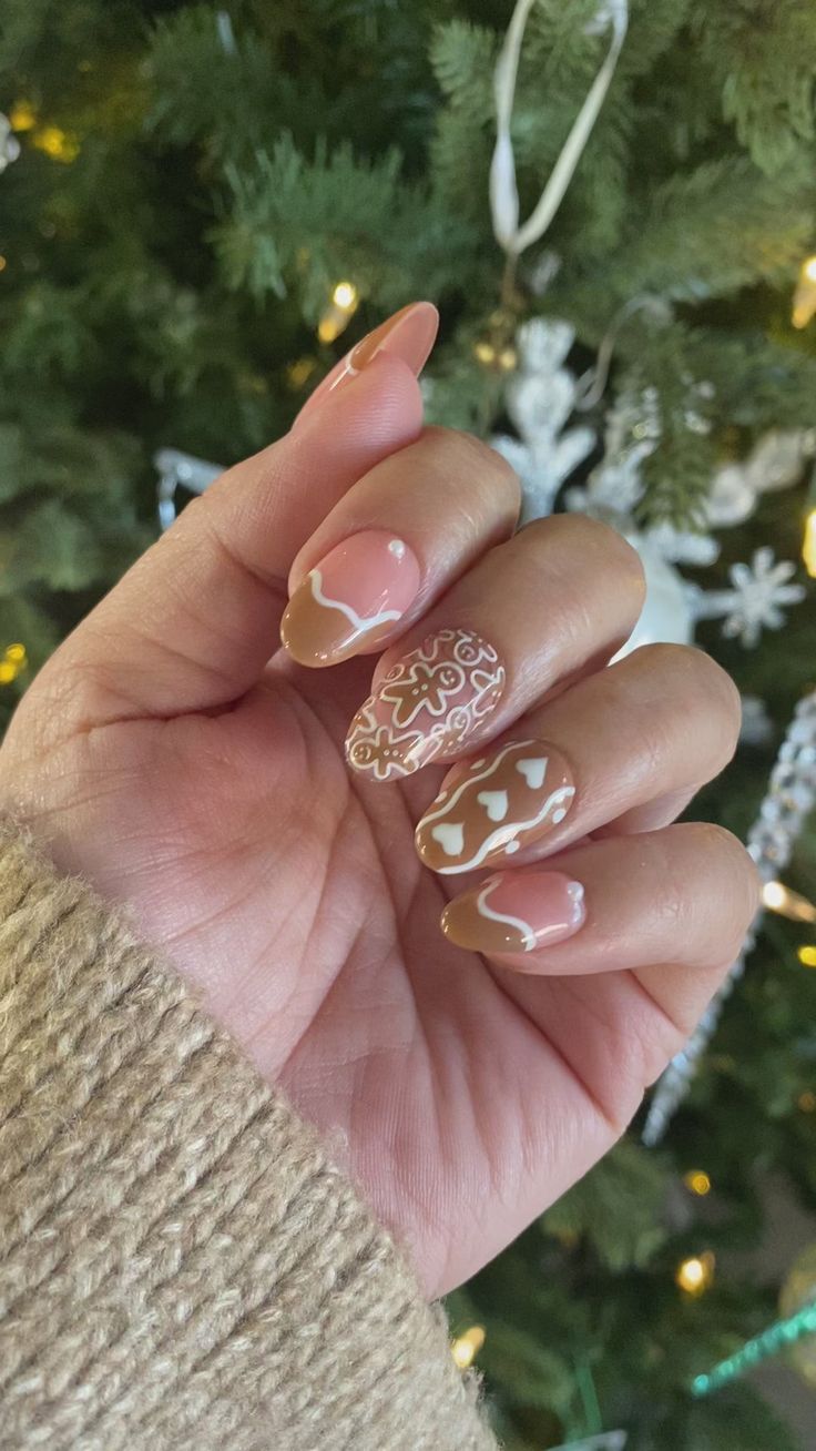 Gingerbread Nails Design, Christmas Nail Ideas Gingerbread, Gingerbread Nails Almond, Short Easy Christmas Nail Designs, Christmas Nails With Gingerbread, Christmas Nail Gingerbread, Gingerbread Nails Simple, Christmas Pastel Nails, Easy Gingerbread Nails