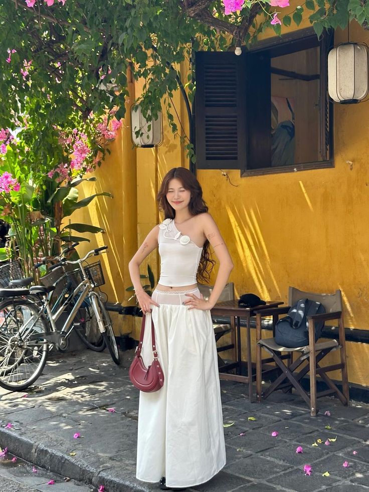 Thai Street Fashion Bangkok, Vietnam Street Style, Vietnam Aesthetic Outfit, Japan Inspired Outfit, Asia Outfit Ideas, Vietnam Fashion Outfits, Intramuros Outfit, Thailand Street Fashion, Vietnam Outfit Travel