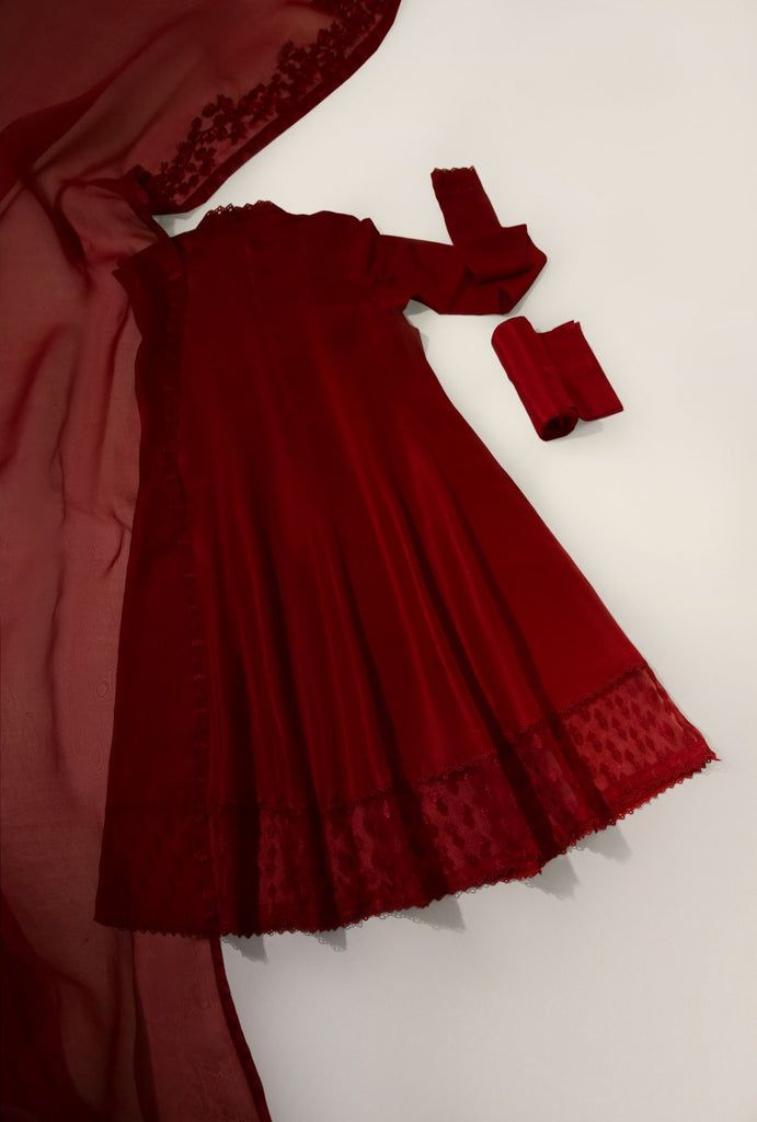 Red Embroidered Border Dress For Diwali, Red Anarkali Traditional Wear With Border, Red Raw Silk Anarkali Embroidered Fabric, Red Raw Silk Sets With Embroidered Border, Plain Red Dress Pakistani, Pakistani Long Dresses, Gharara Designs, Karva Chauth, Agha Noor