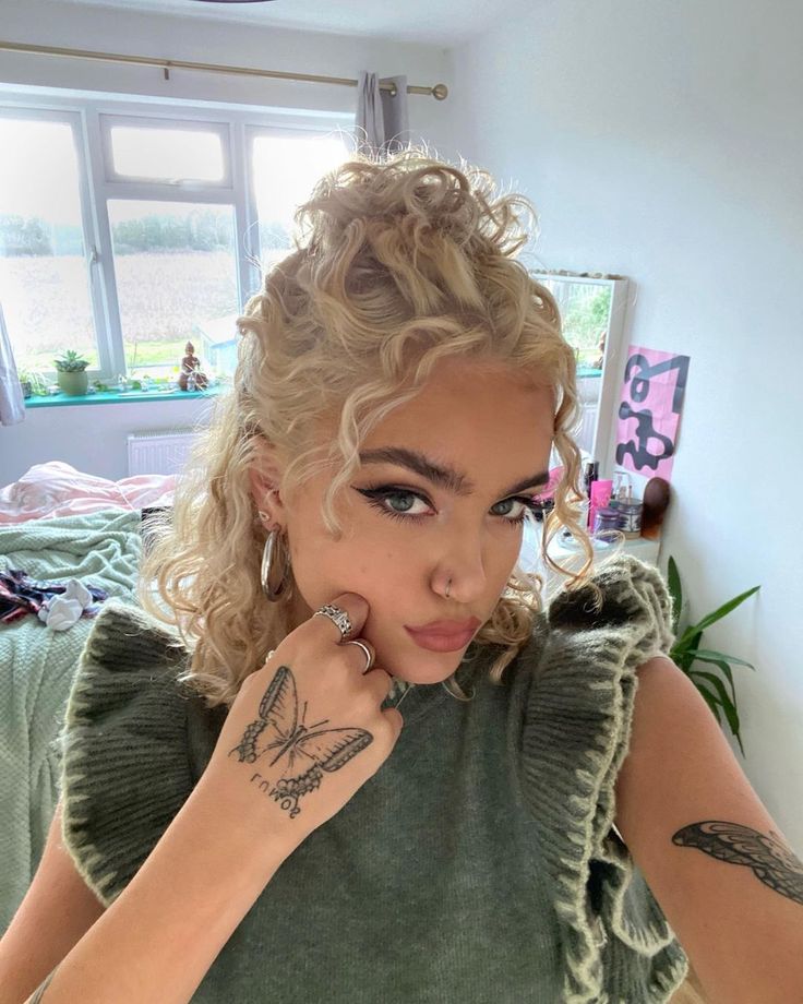 Underdye Hair Hairstyles, Curly Blonde Hair Women, Fashion Color Curly Hair, Blonde Fringe Bob, Bleach Blonde Hair Curly, Blonde Hair On Mixed Women, Shoulder Length Platinum Hair, Short Blonde Curly Hair With Bangs, Curly Hair With Bangs Blonde