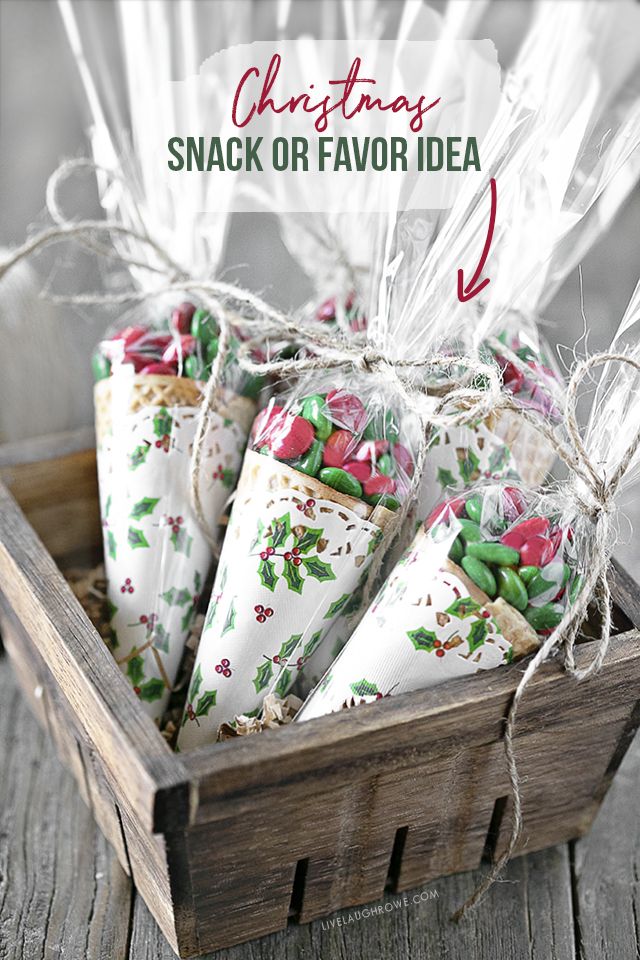 christmas snack or favors in a wooden crate with text overlay that reads, christmas snack or favors