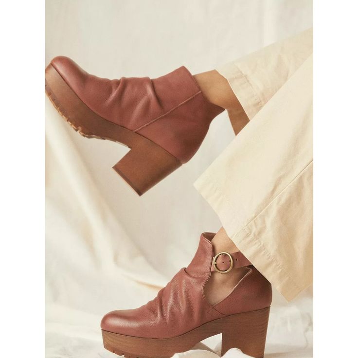 New Free People Suri Clog Boots Tan Leather Cut-Out Ankle Platform Sz 41 / 11 New With Box Style Type - Ankle Boots Collection - Free People Closure - Buckle Strap Material - Leather/Manmade Fabric Type - Leather Casual Platform Ankle Boots With Stacked Heel, Casual Ankle Platform Boots With Stacked Heel, Casual Leather Platform Boots With Stacked Heel, Fall Leather Clogs With Almond Toe, Trendy Clogs With Lug Sole And Round Toe, Casual Platform Boots With Almond Toe, Casual Leather Platform Boots With Block Heel, Casual Almond Toe Platform Boots Medium Width, Trendy Clogs With Buckle Closure And Round Toe