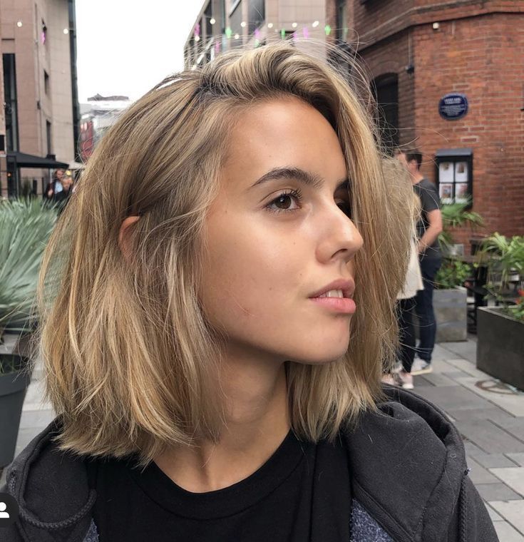 Short Hairstyle Women Blonde Balayage, Shirt Hair Balayage, Blonde Bob Brown Eyes, Golden Blonde Balayage Short Hair, Dark Roots Blonde Hair Balayage Short Long Bobs, Short Blonde Brown Hair, Short Brown Blonde Hair, Scandi Hairline Blonde, Short Honey Brown Hair