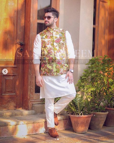 Haldi Men Outfit Groom, Men Haldi Outfit Indian Grooms, Dress For Haldi Function For Men, Latest Haldi Outfit For Groom, Haldi Ceremony Kurta Men, Mehndi Dress For Boys, Mehndi Dress For Groom, Haldi Dress, Wedding Outfit For Boys